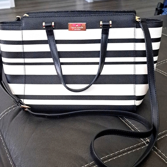 kate spade Handbags - Like new Kate Spade/ satchel purse